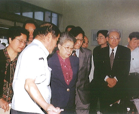 1999年，時任國務委員吳儀、省長柴松岳調研視察