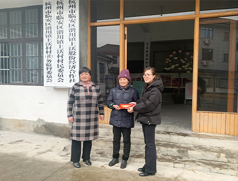 在走親連心三服務活動中慰問結對村困難群眾