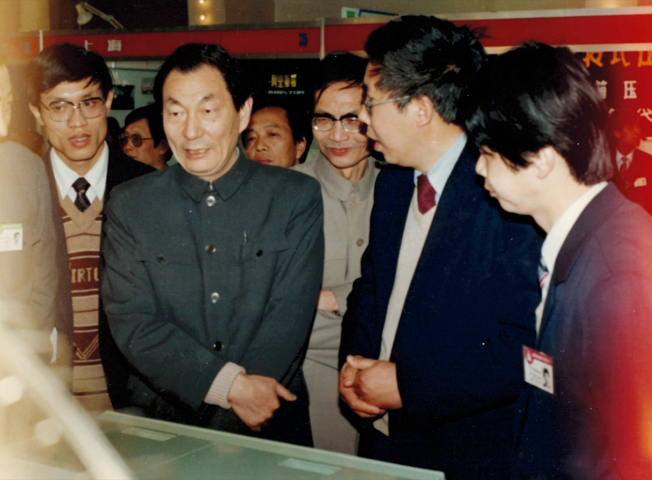 1987年4月 在北京舉辦的全國家用電器展覽會上，時任國家經(jīng)委副主任朱镕基參觀我廠展區(qū)