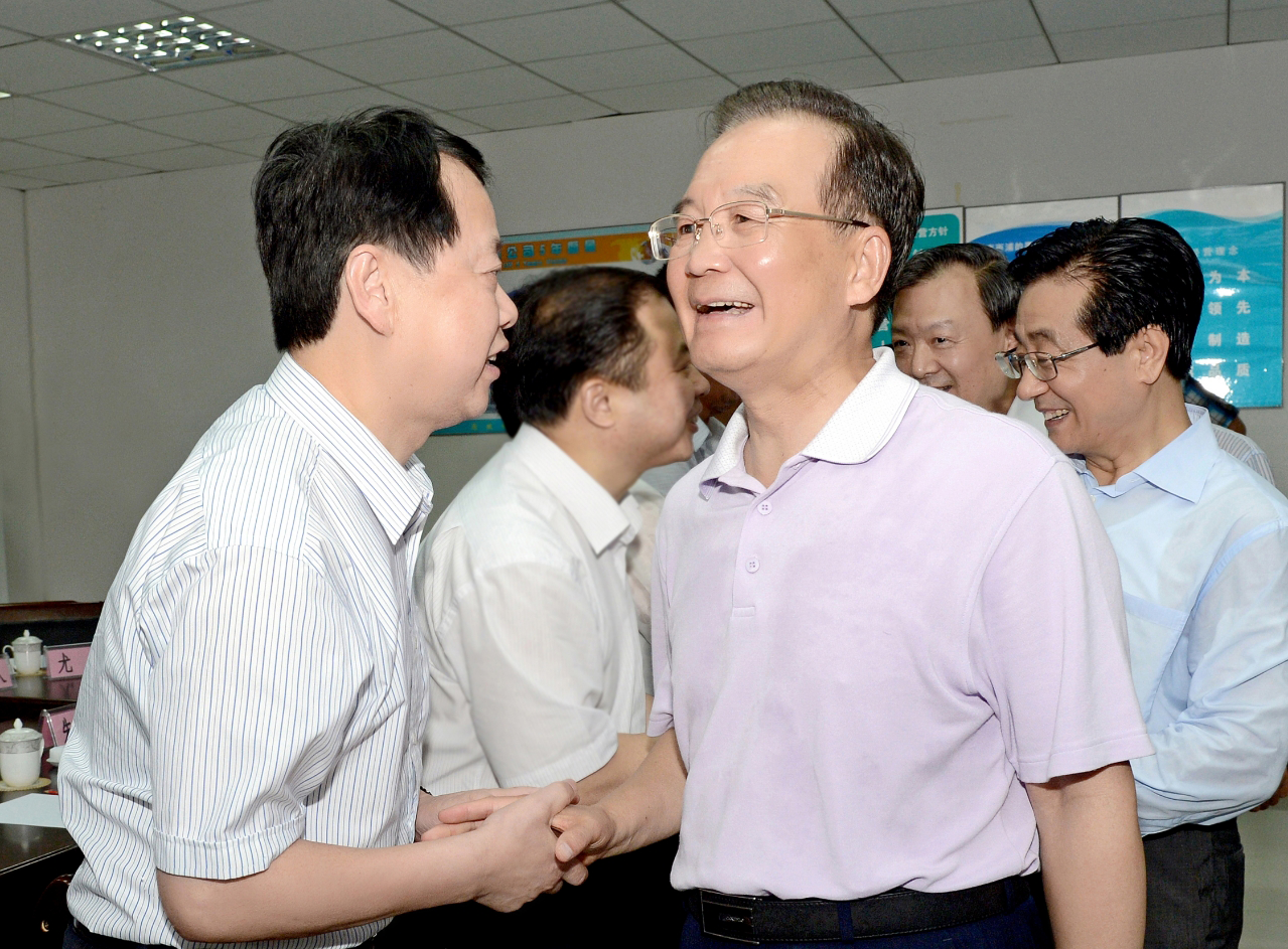 2012年8月 時任國家總理溫家寶視察浙江時與時任金魚集團董事長親切握手